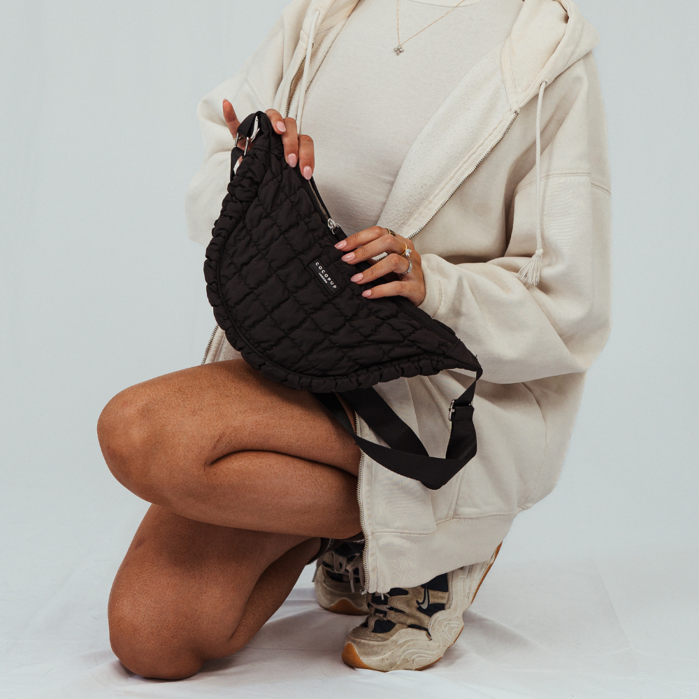 Cocopup London – wholesale Crossbody bag – Women's – Crossbody Crescent Dog Walking Bag - Onyx1