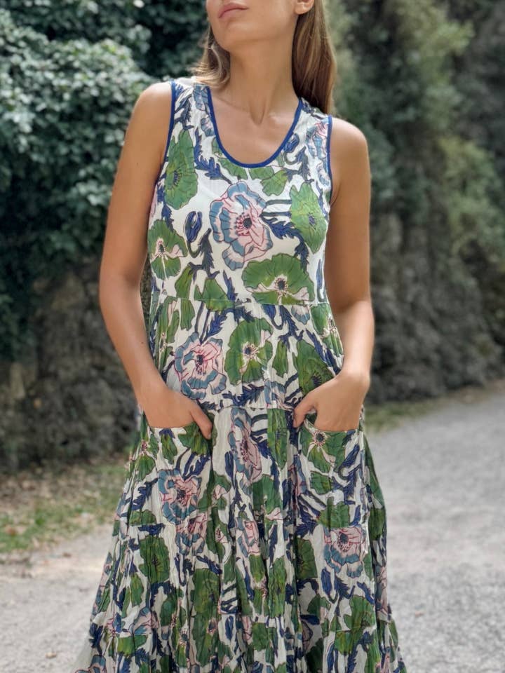 Robe Longue en Coton Indien Block Print – Blanc avec Fleurs Bleues et Feuilles Vertes, Sans Manches, Taille Unique pour la vente par MALINI FASHION DESIGN PRIVATE LIMITED