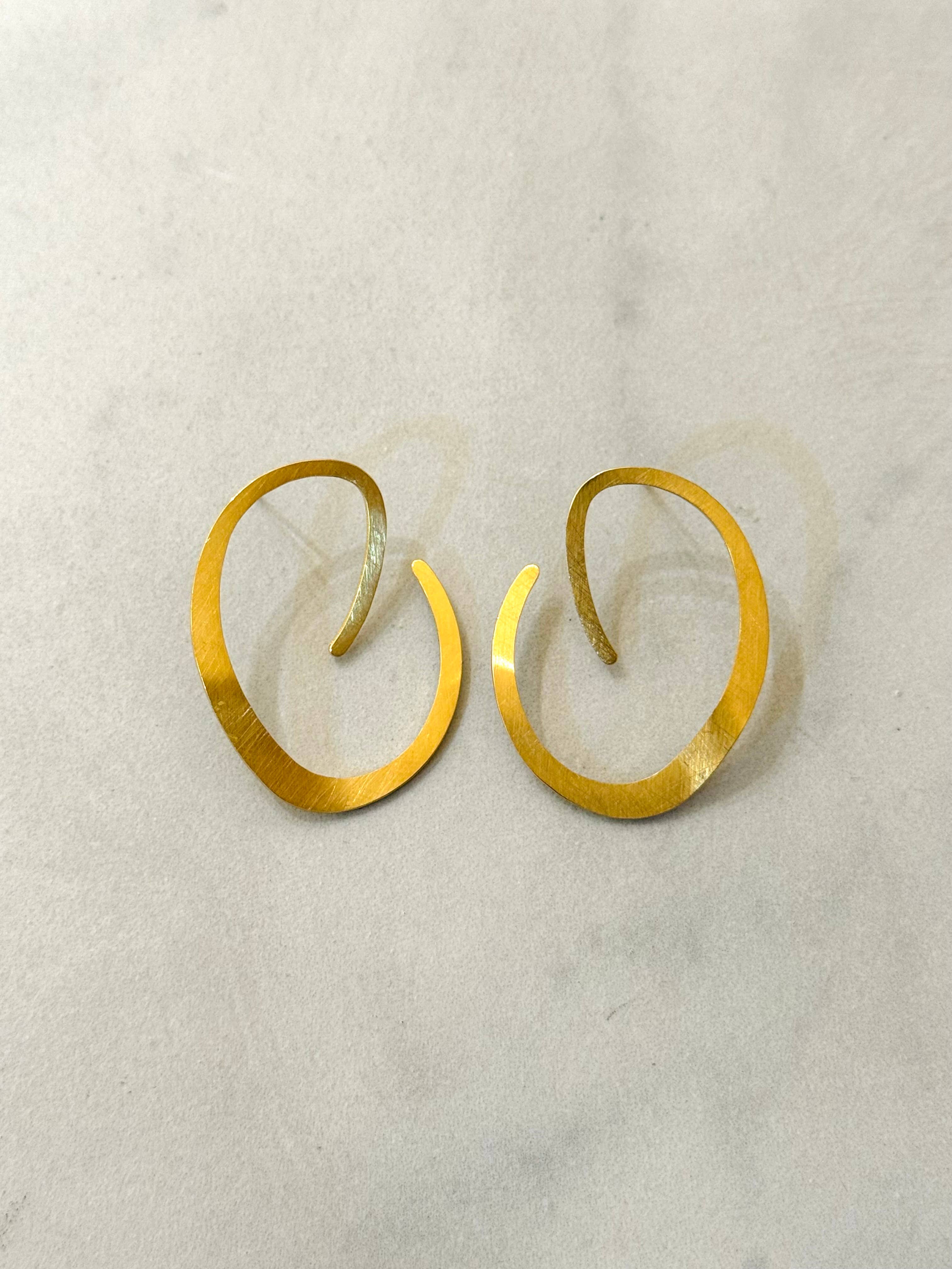 Cassette Barcelona – wholesale Hoop-örhängen – Mobius Borstad Guld Abstrakta Örhängen1