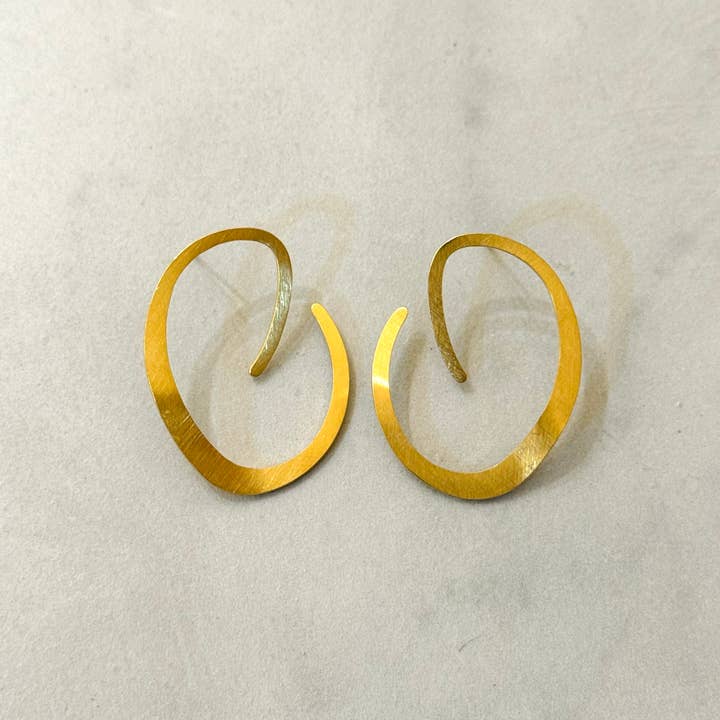 Cassette Barcelona – wholesale Hoop-örhängen – Mobius Borstad Guld Abstrakta Örhängen1