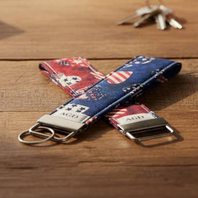 Handgjorda nyckelringar, nyckelband, handledsband - Patriotiska hjärtan för wholesale av Ann Gregory Designs