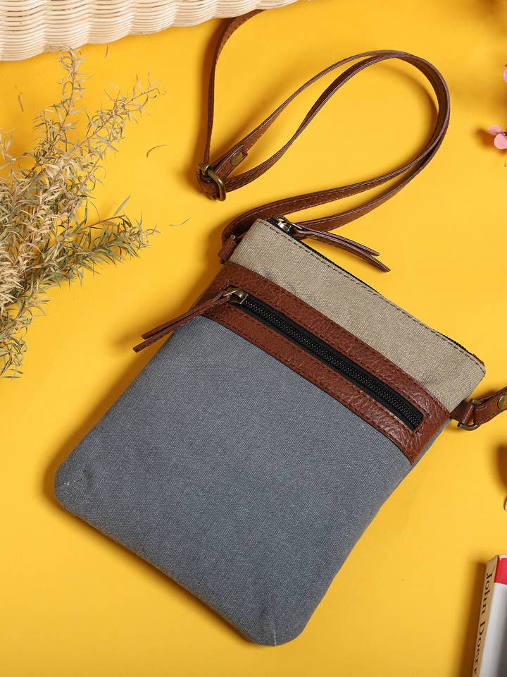 Sac bandoulière femme Ava Dusty Blue pour la vente par Mona B.