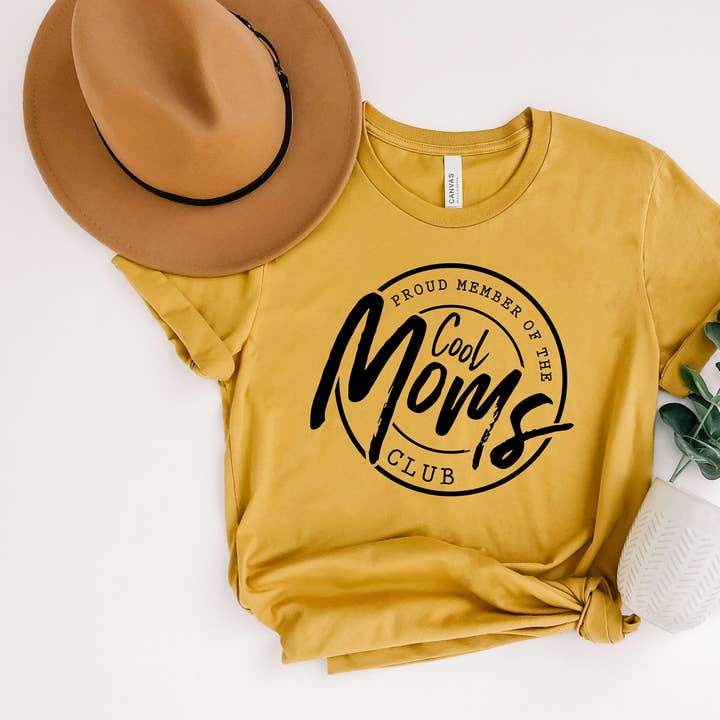 T-shirt Cool Moms Club pour la vente par KM Clothing