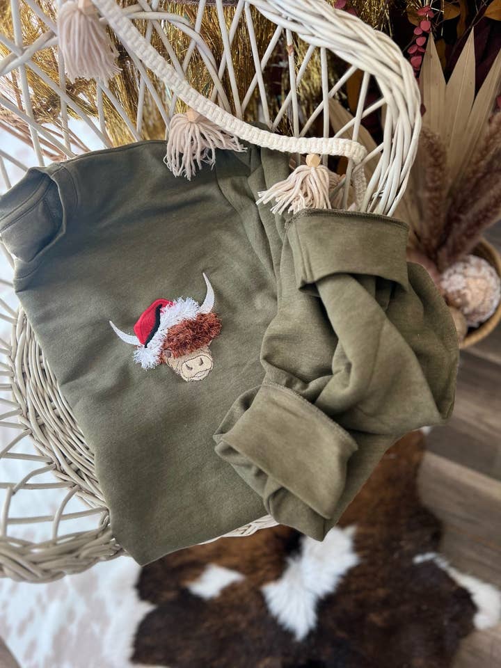 Fuzzy Highland Cow Santa | Handgemaakt voor wholesale door The White Stitch