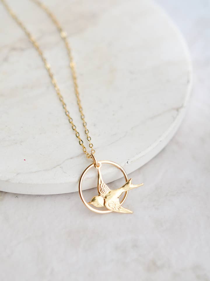 Guld Swallow Song Bird halskæde for engroshandel hos Sosie Designs