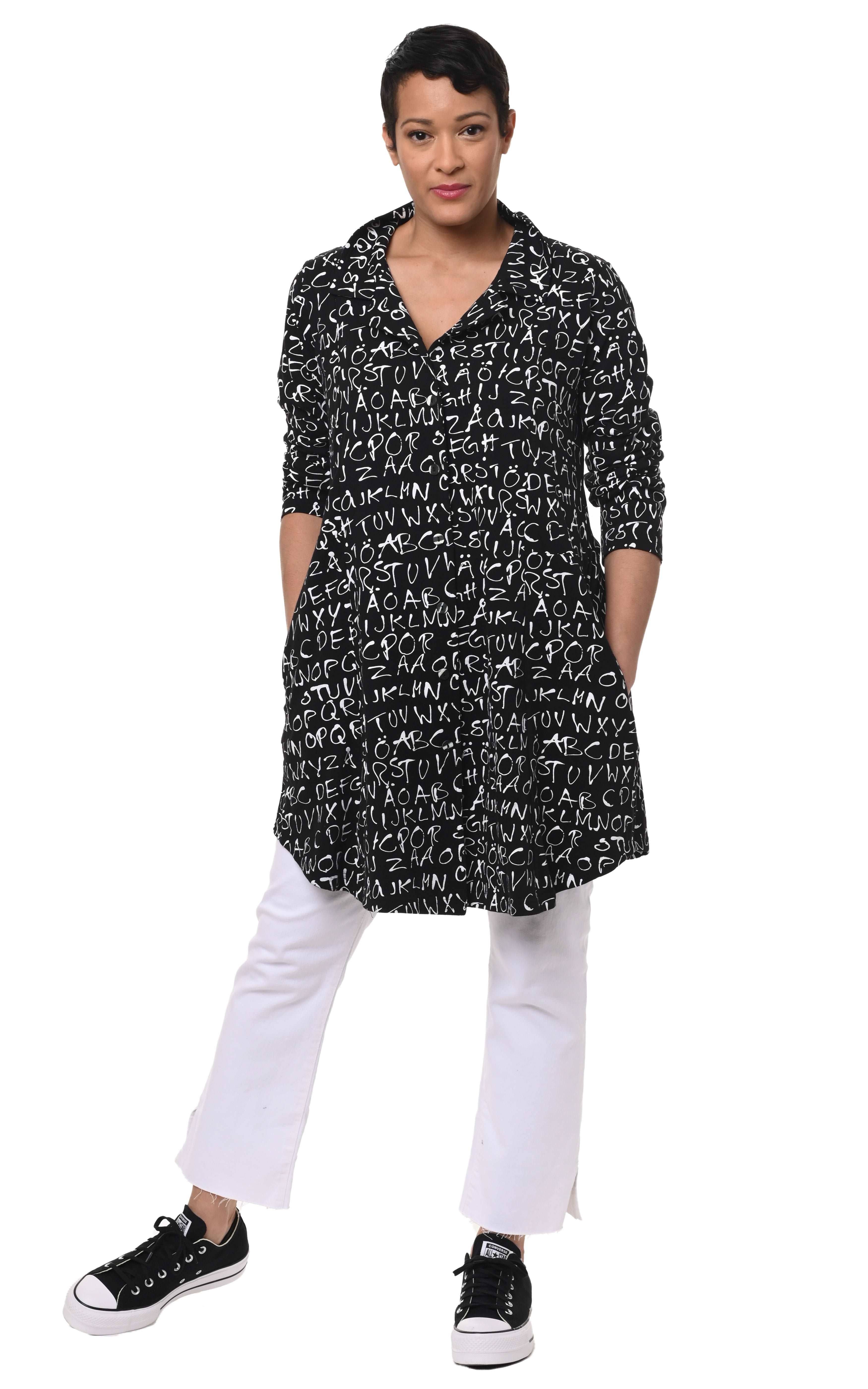 Tulip Clothing – Engroshandel Skjorte med buttondown – til kvinder – L560 Wynnie i Sort Alfabet Suppe*2