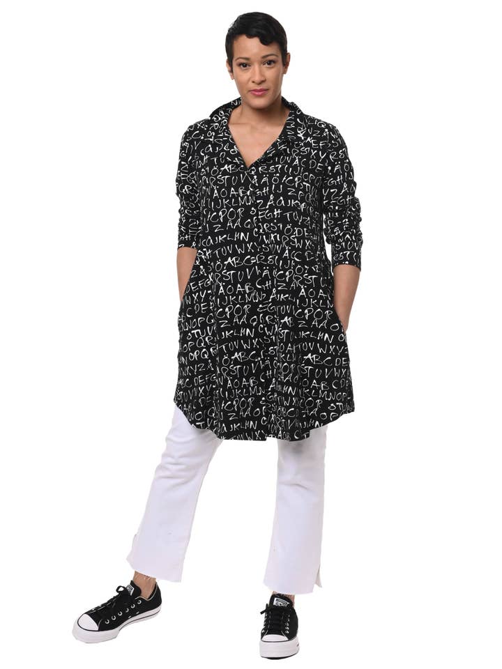 Tulip Clothing – Engroshandel Skjorte med buttondown – til kvinder – L560 Wynnie i Sort Alfabet Suppe*2