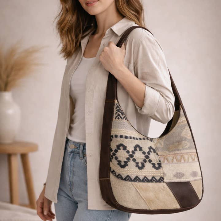 Sac à bandoulière en toile recyclée Bazo & cuir | Fait main pour la vente par Hopofly Bags