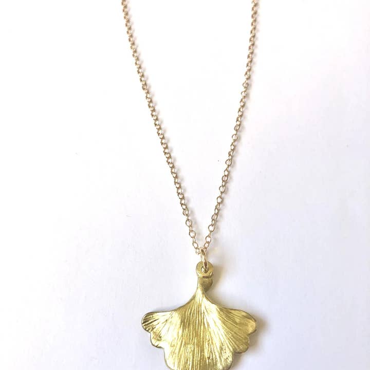 Collier Feuille de Ginkgo pour la vente par Mary Garrett Jewelry