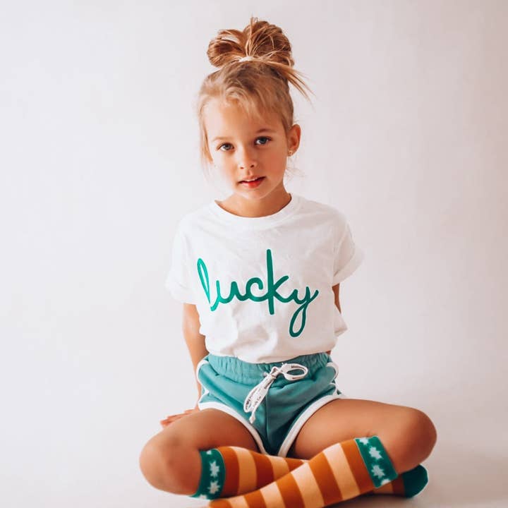 GLÜCKLICH in Grün | Kinder T-Shirt für den Großhandel von Minimalist Folk Co.