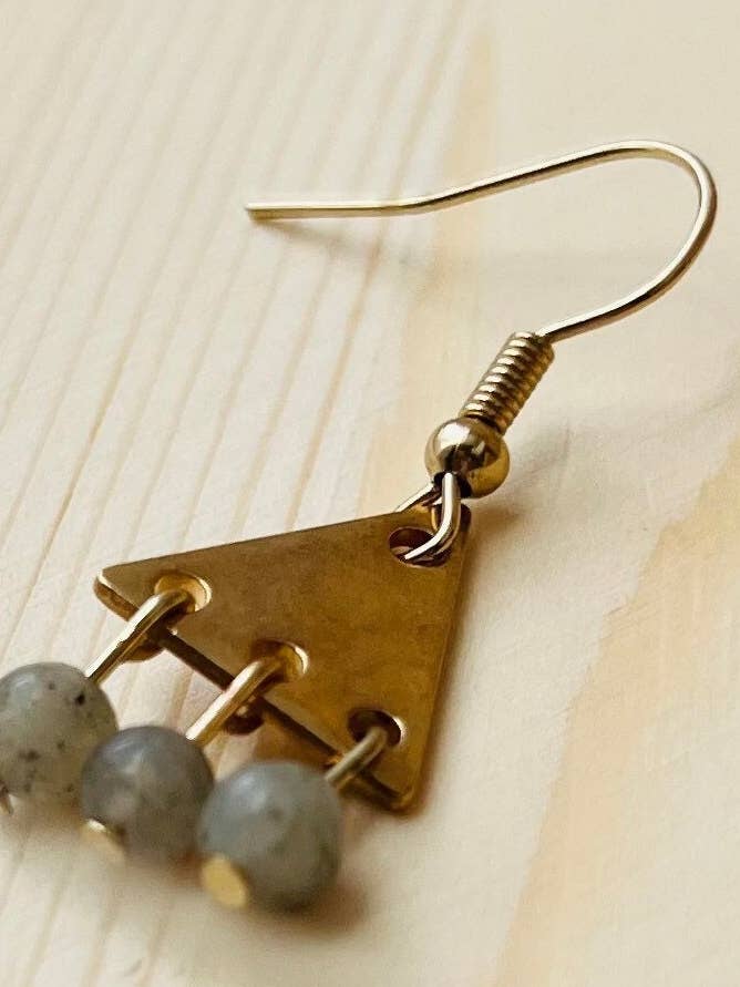 Boucles d'oreilles triangulaires minuscules en labradorite pour la vente par Lavender Avenue