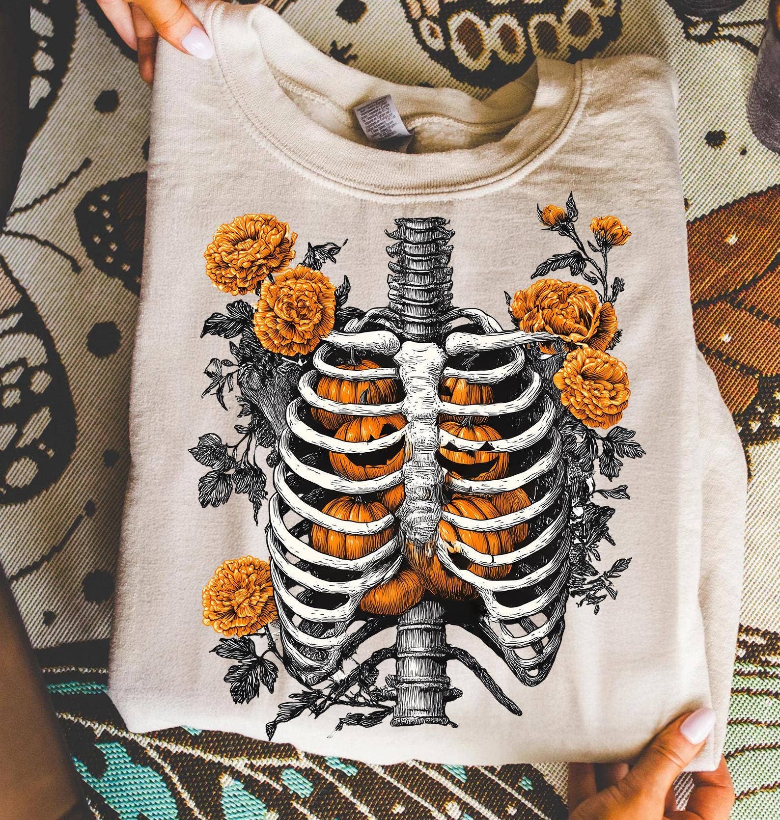 NVC Ecommerce LLC – T-shirt gráfica - Mulher por atacado – Camiseta de Abóboras com Caixa Torácica Floral, Sweatshirt de Outono com Esqueleto4