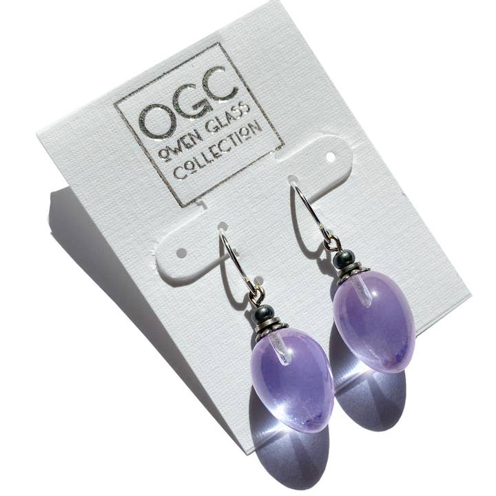 BESSEN 15 - OORBELLEN VAN LICHT AMETHIST GLAS, ZILVER voor wholesale door Owen Glass Collection