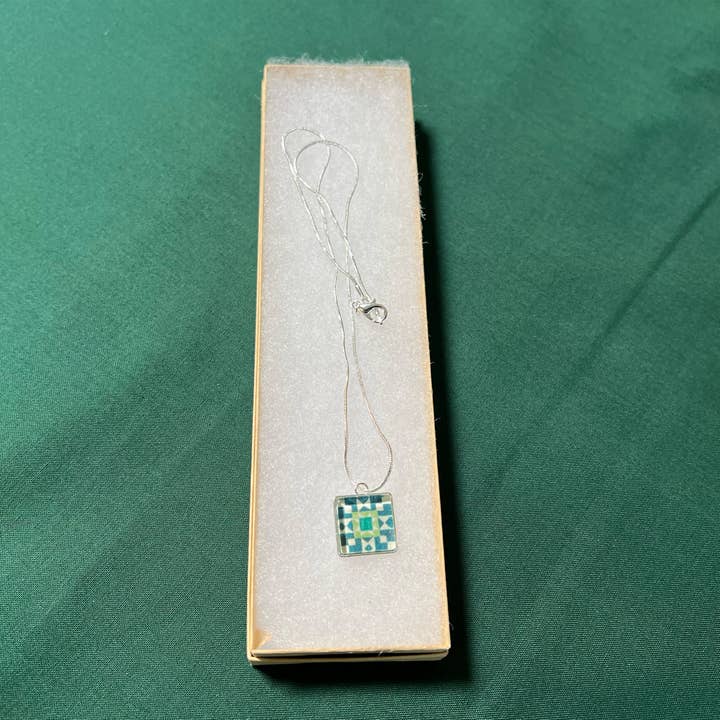 Kleiner Anhänger "Stepping Stone" für den Großhandel von Quilt Design Jewelry