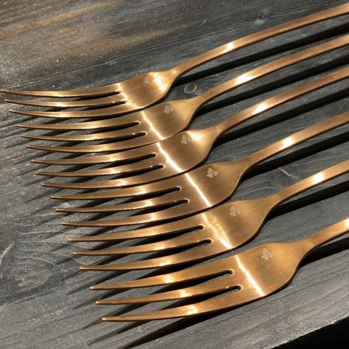Set of 6 copper fondue forks with engraved deer for wholesale by LES SCULPTEURS DU LAC