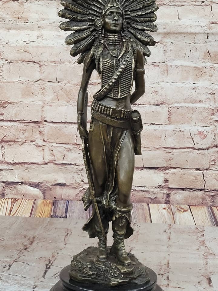 Guerreiro indiano nativo americano nativo na figura de escultura em bronze com espuma por atacado de Bronzhaus