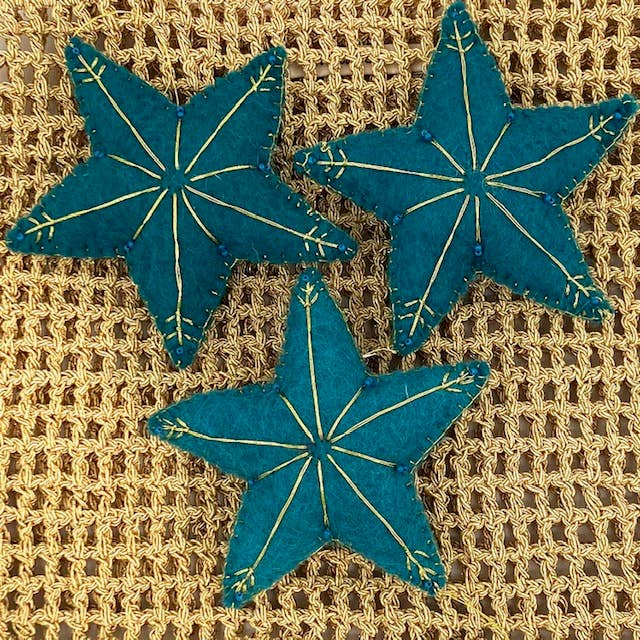 Luna-Leena  - handmade in Nepal - Vente Décoration de Noël - Pendentif étoile bleue et or en feutre de laine - fait main au Népal2