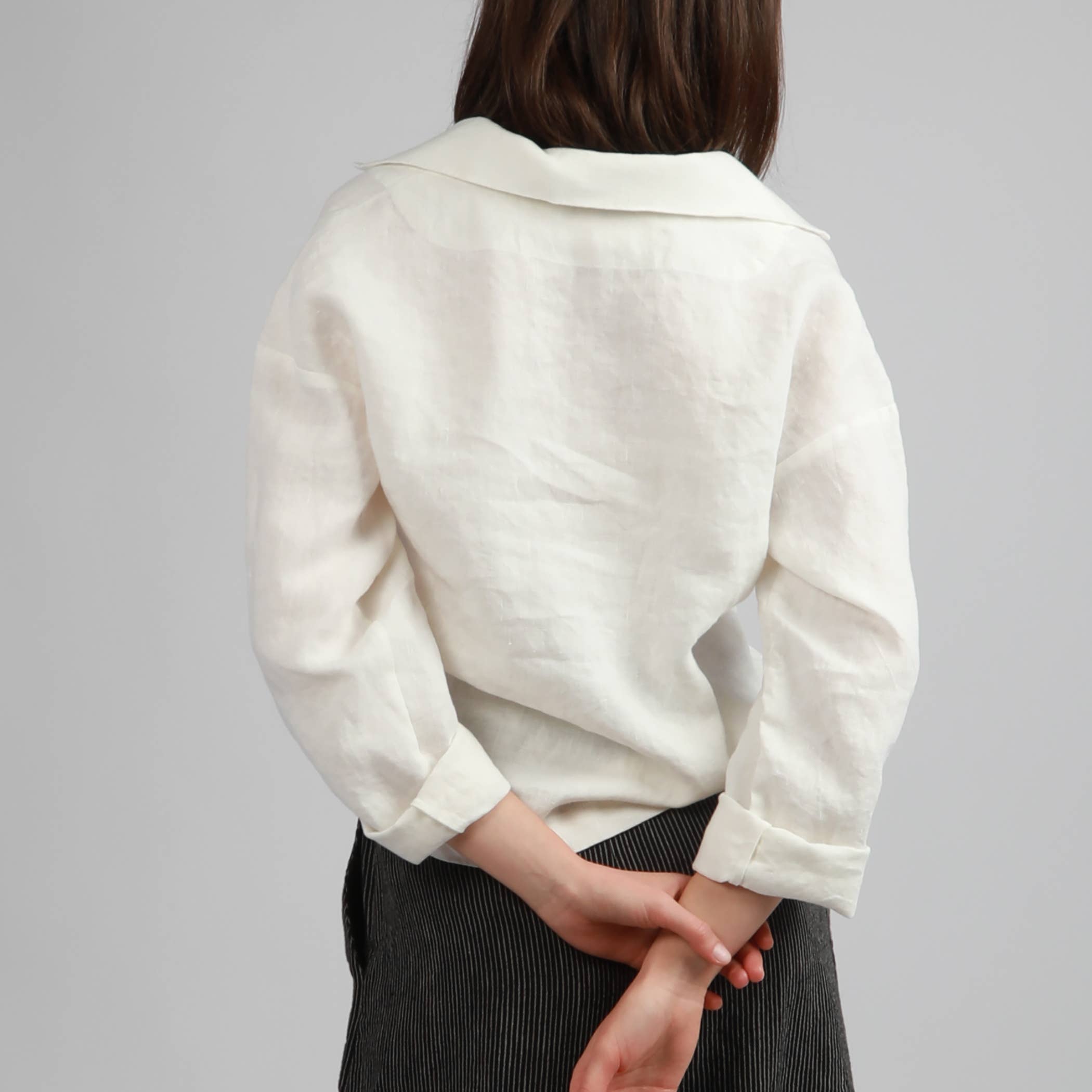 Knotium – wholesale Tröjor – Dam – NOVA avslappnad knäpplös linneskjorta med delad krage8