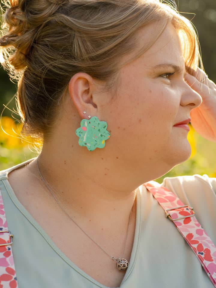 Gunta øreringe – Grafiske & farverige Jesmonite for engroshandel hos Hey Denise