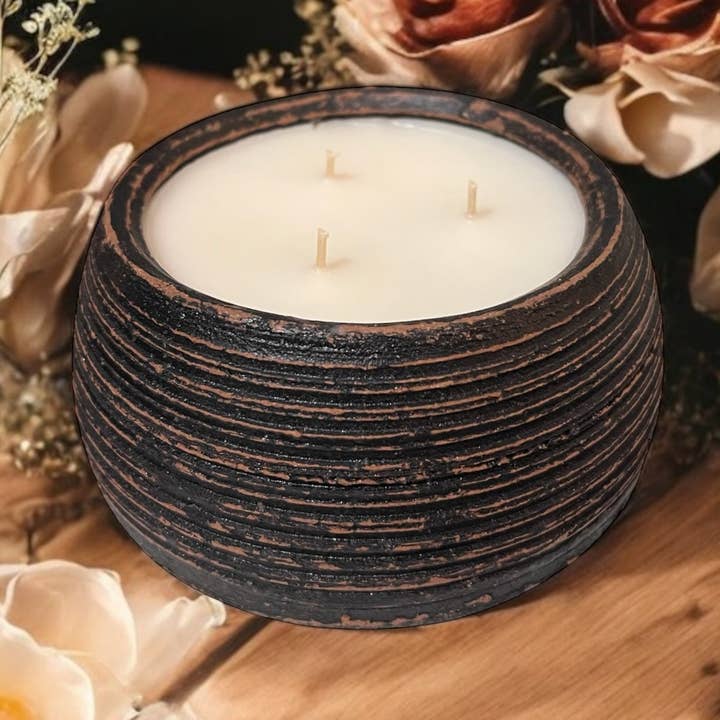 NOUVEAU !! Bougie en céramique à 3 mèches The Beehive pour la vente par Lily & Rose Candle + Floral Boutique