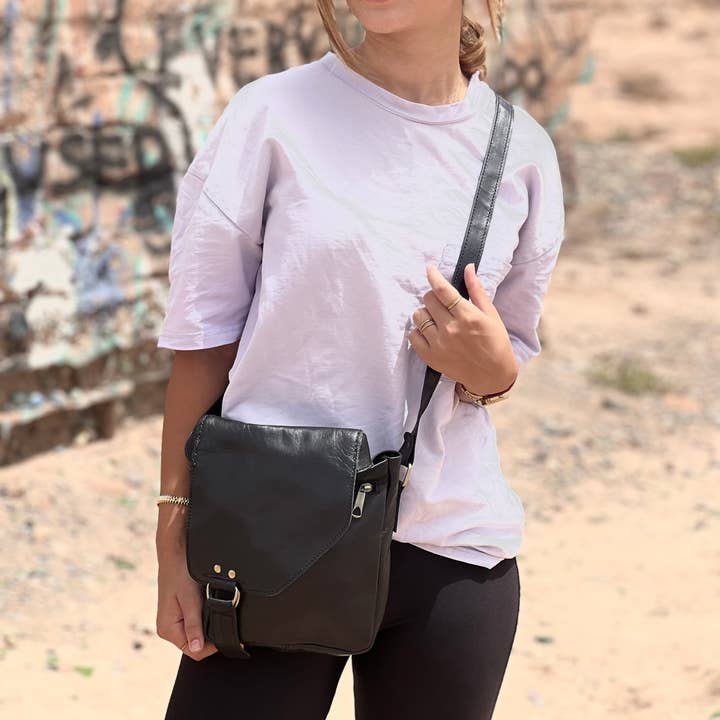 Berberwoolrug – wholesale Crossbody bag – Women's – Handmade Black Leather Crossbody Bag, Minimalist Purse3