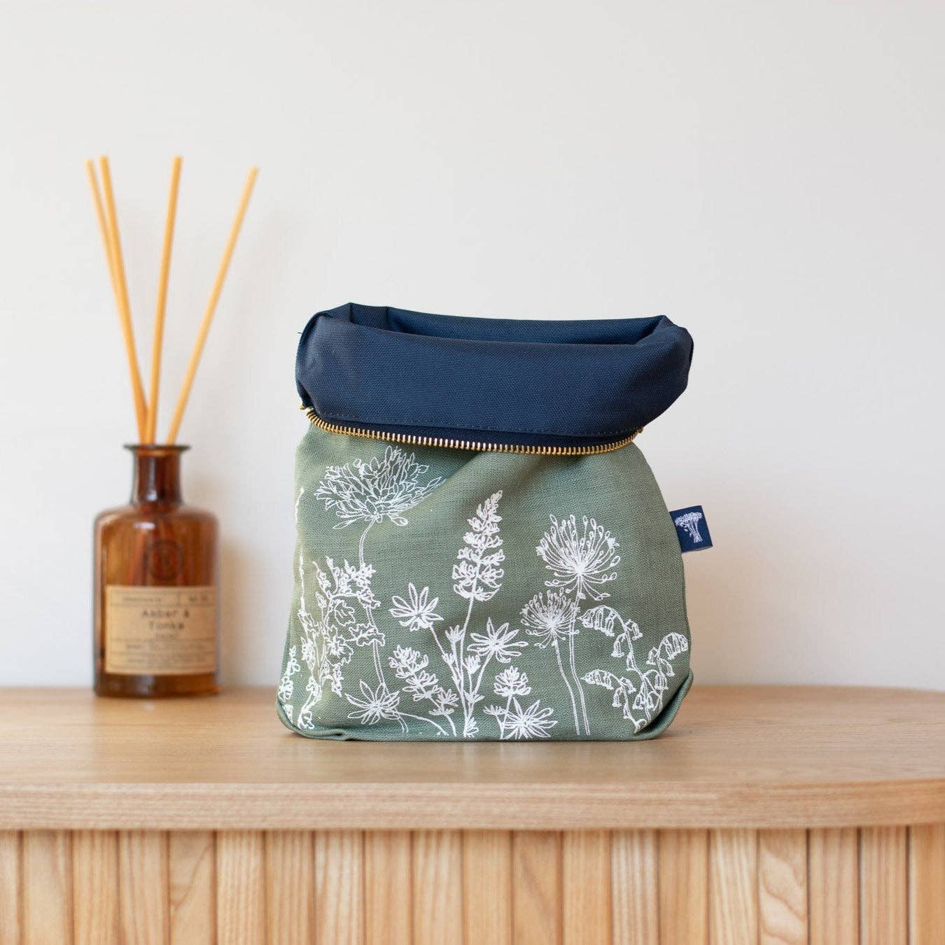 Helen Round - hand printed linen (US Duties Paid) – wholesale Toiletry bag – women's – Linen Toiletry Bag, Large Roomy Design With Garden Flowers12