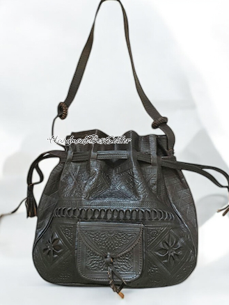 HandmadeBestSeller – Engroshandel Rygsæk - Unisex – Håndlavet marokkansk læderrygsæk med præget motiv2