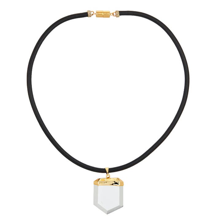 Collier en corde de cuir avec pendentif pentagone pour la vente par Mabel Chong