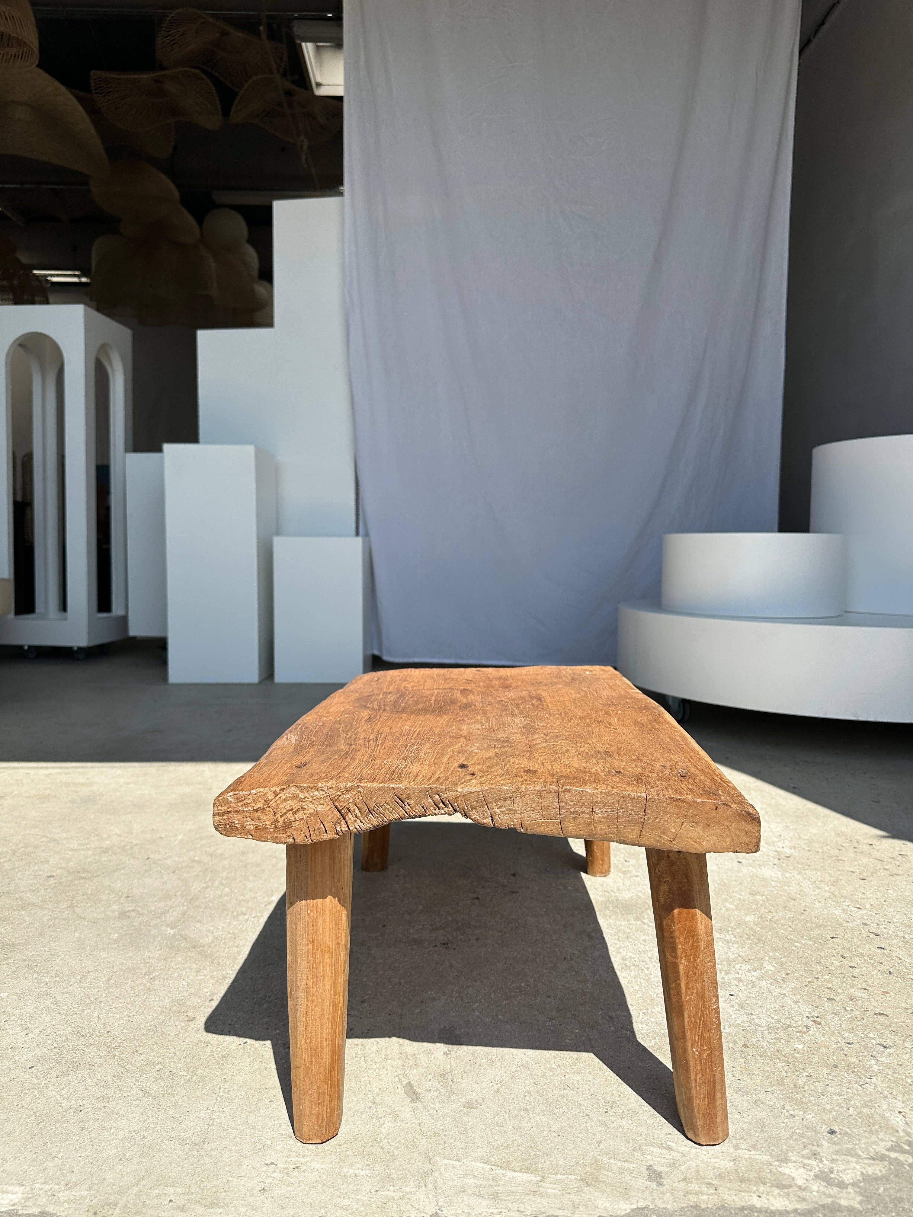 Office Objets – Großhandel Beistelltisch – Kleiner leichter Couchtisch aus hellem Teakholz mit vier Beinen H: 30 L: 63,5 B: 40 cm24