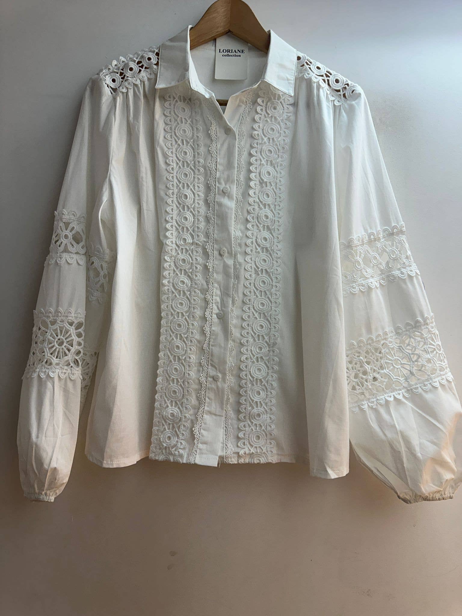 LORIANE – Engroshandel Skjorte med buttondown – til kvinder – Bomuldsbluse 6580 med broderi, boheme-stil, lange ærmer, one size 36-400