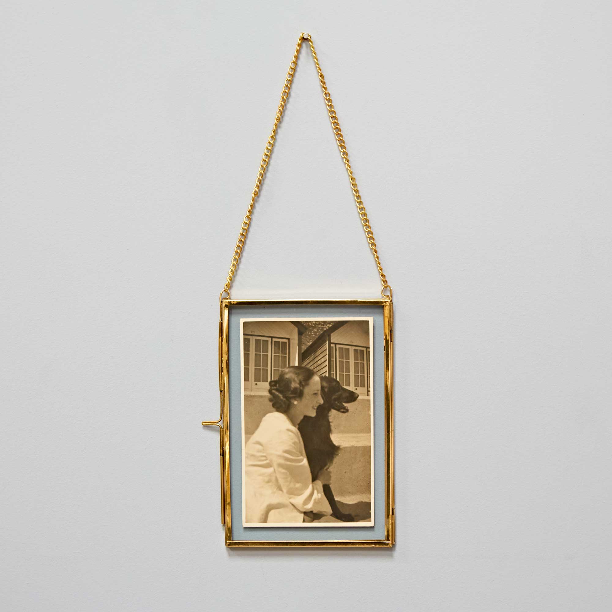 The Paper High Gift Company Limited - Wholesale Picture Frame - Dia Gold Antique Brass Glass Hanging Photo Frame1