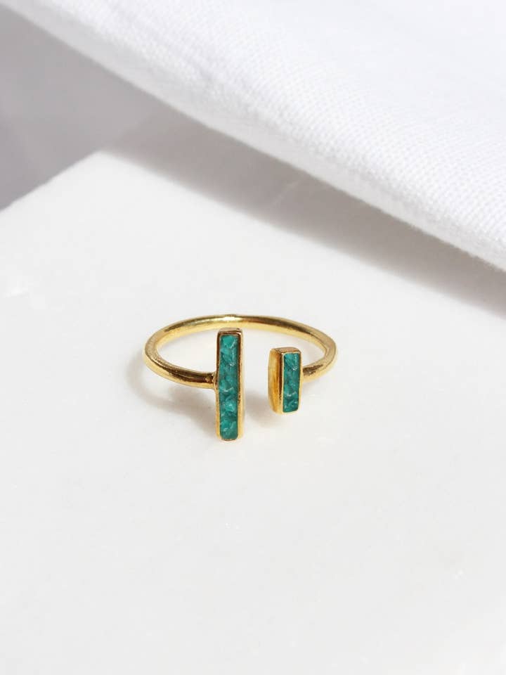 Anel de barra dupla crua esmeralda, moderno anel de duas barras, anel geométrico em forma de T, anel de parafuso ajustável pedra verde, joalharia simples para o dia a dia por atacado de Pharos Jewellery