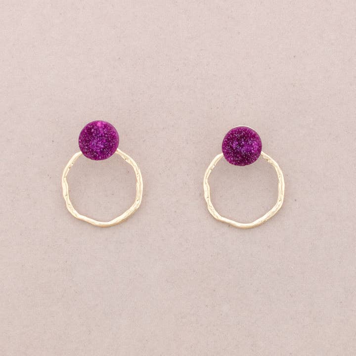 Boucles d'oreilles en perles de résine avec anneau en métal pour la vente par Sonata