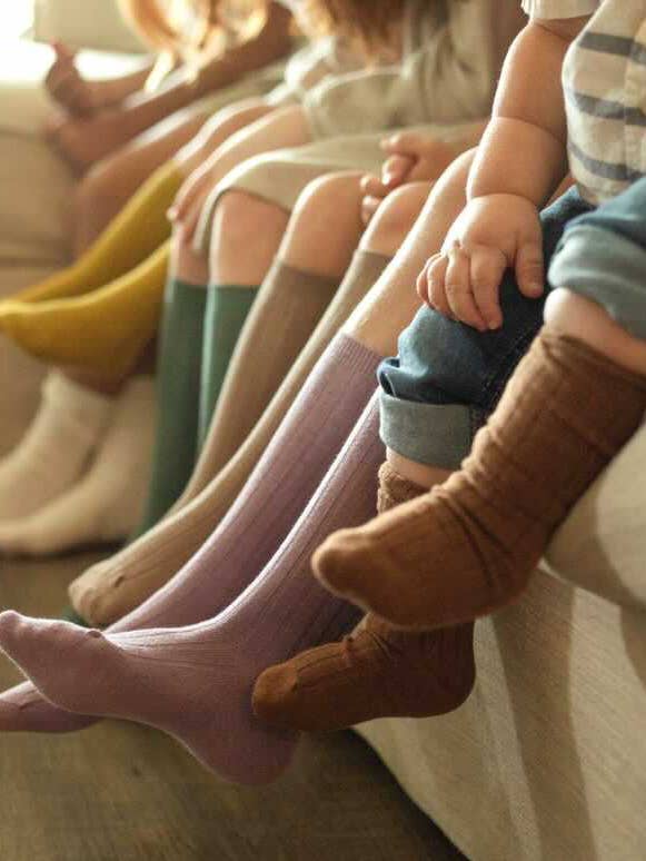 Chaussettes hautes genou douces en coton biologique pour enfants pour la vente par Little Organic Co