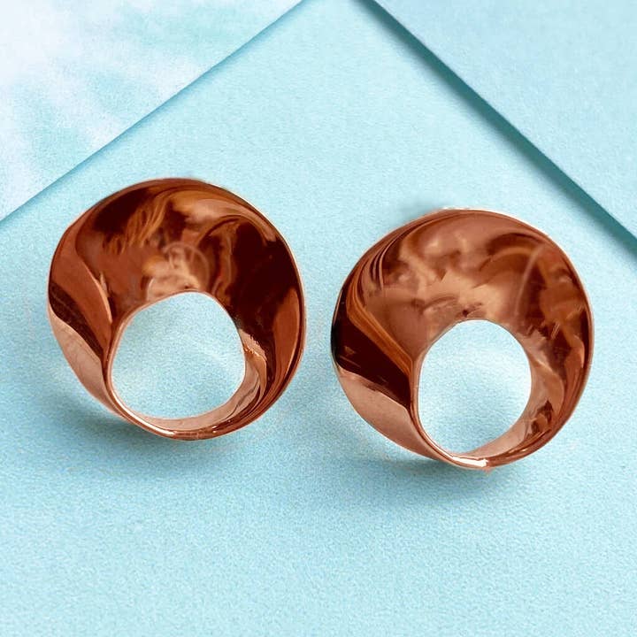 Wave Stud Rose Gold Örhängen för wholesale av Otis Jaxon London