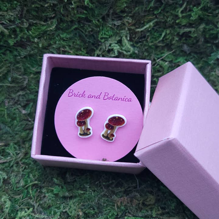 Handgjorda nickelfria örhängen med dubbla svampar för wholesale av Brick and Botanica