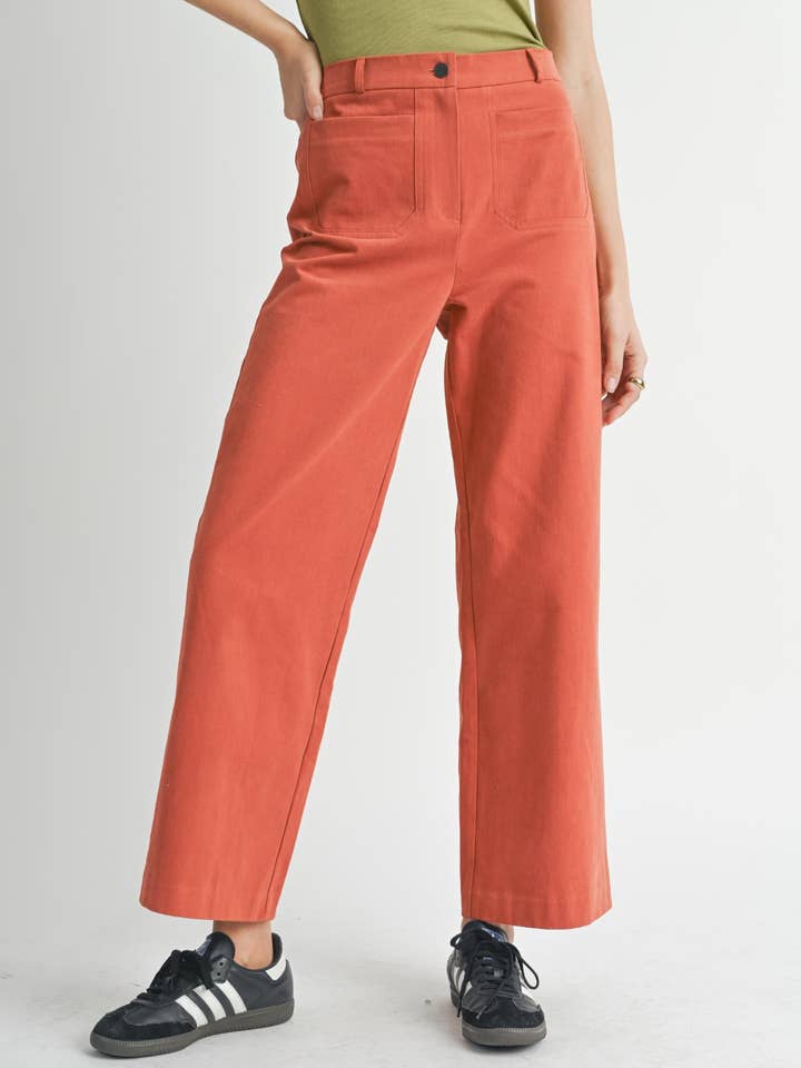 Farmhouse Jeansbyxor Med Ryggresår: BURNT RED för wholesale av Sadie & Sage