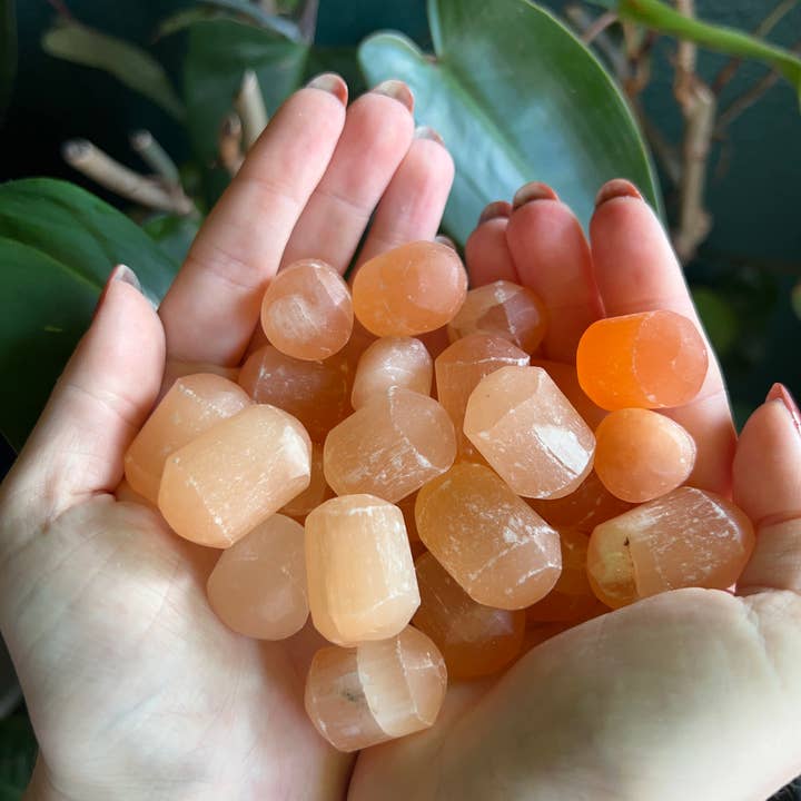 Gobelets en sélénite orange - Sachet de 25 pour la vente par Wyatt Moon Mercantile