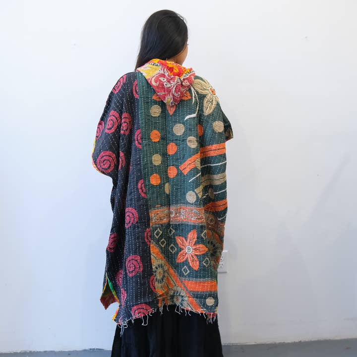 Karma Nepal Crafts – Engroshandel Poncho - Dame – Håndlavet Kantha Vendbar Poncho med Hætte10