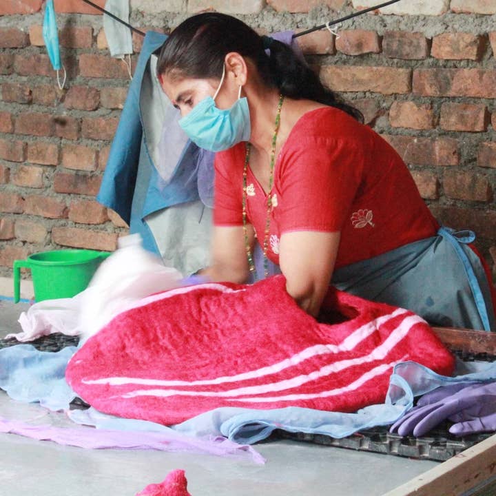 Woollyfelt – wholesale Pet cave – Cat/dog – Handmade Felt Cat Bed With 100% Pure Wool3