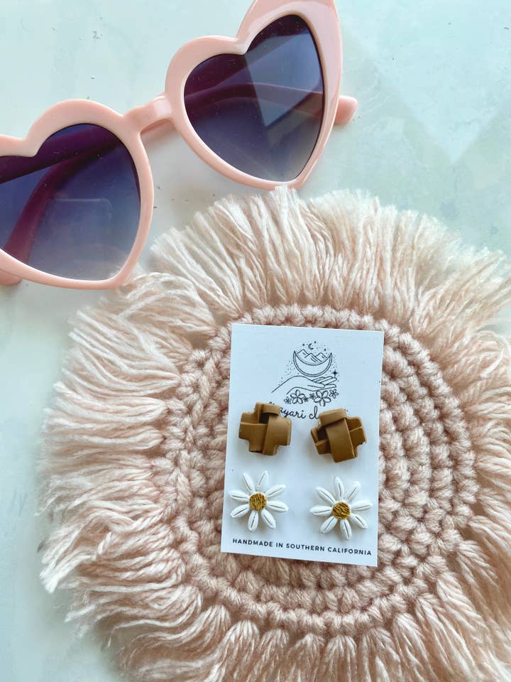 Puces d'oreilles Daisy Fields | Boucles d'oreilles bohème neutre en argile polymère pour la vente par Mayari Clay Co.