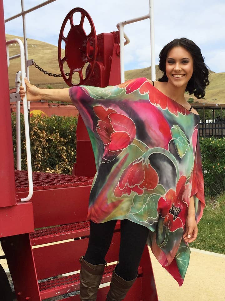 Caftan Red Poppy pour la vente par Poshaq Hand Painted Silk