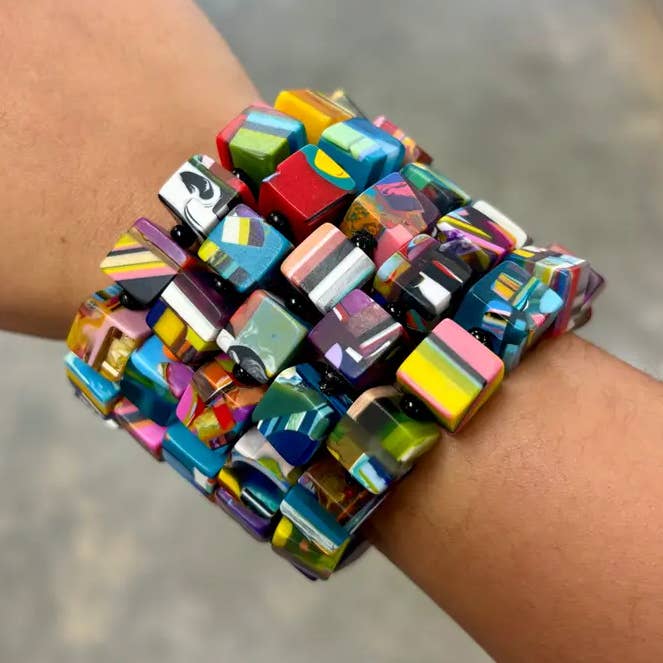 Bracelets en résine pour la vente par Mondo Trading Company