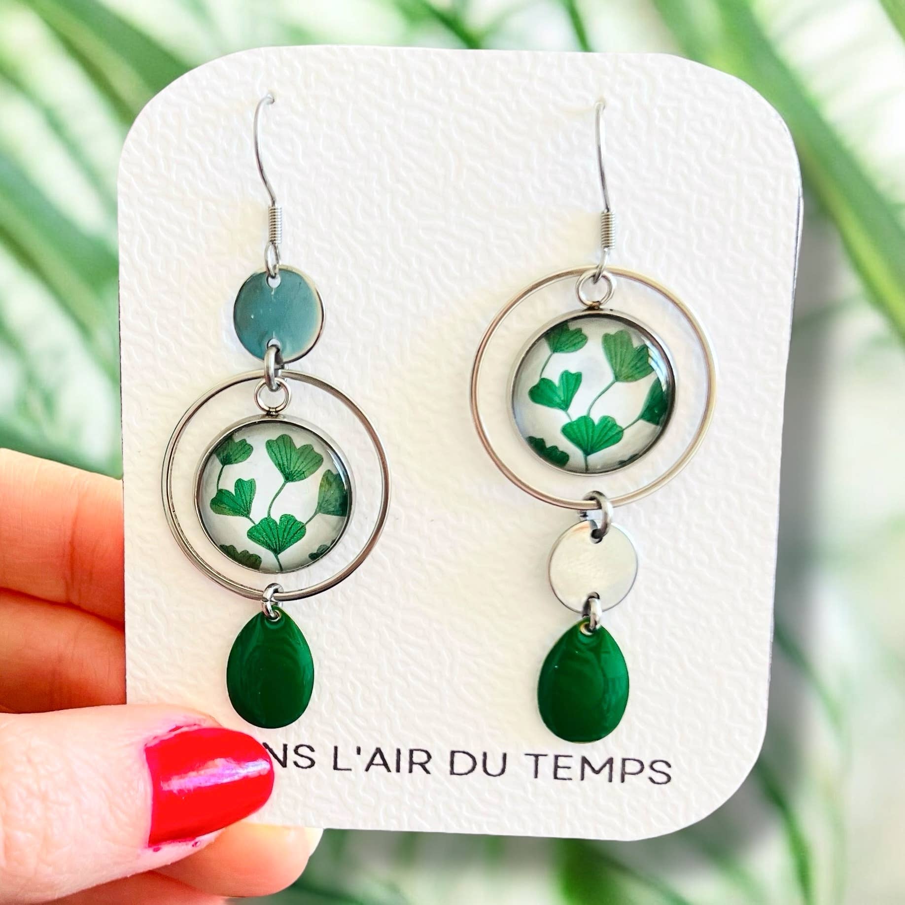 Dans l'Air du Temps Bijoux – Engroshandel Hængeøreringe og creoløreringe – Asymmetriske øreringe med ginkgo-blad i guldfinish eller sølvfinish5