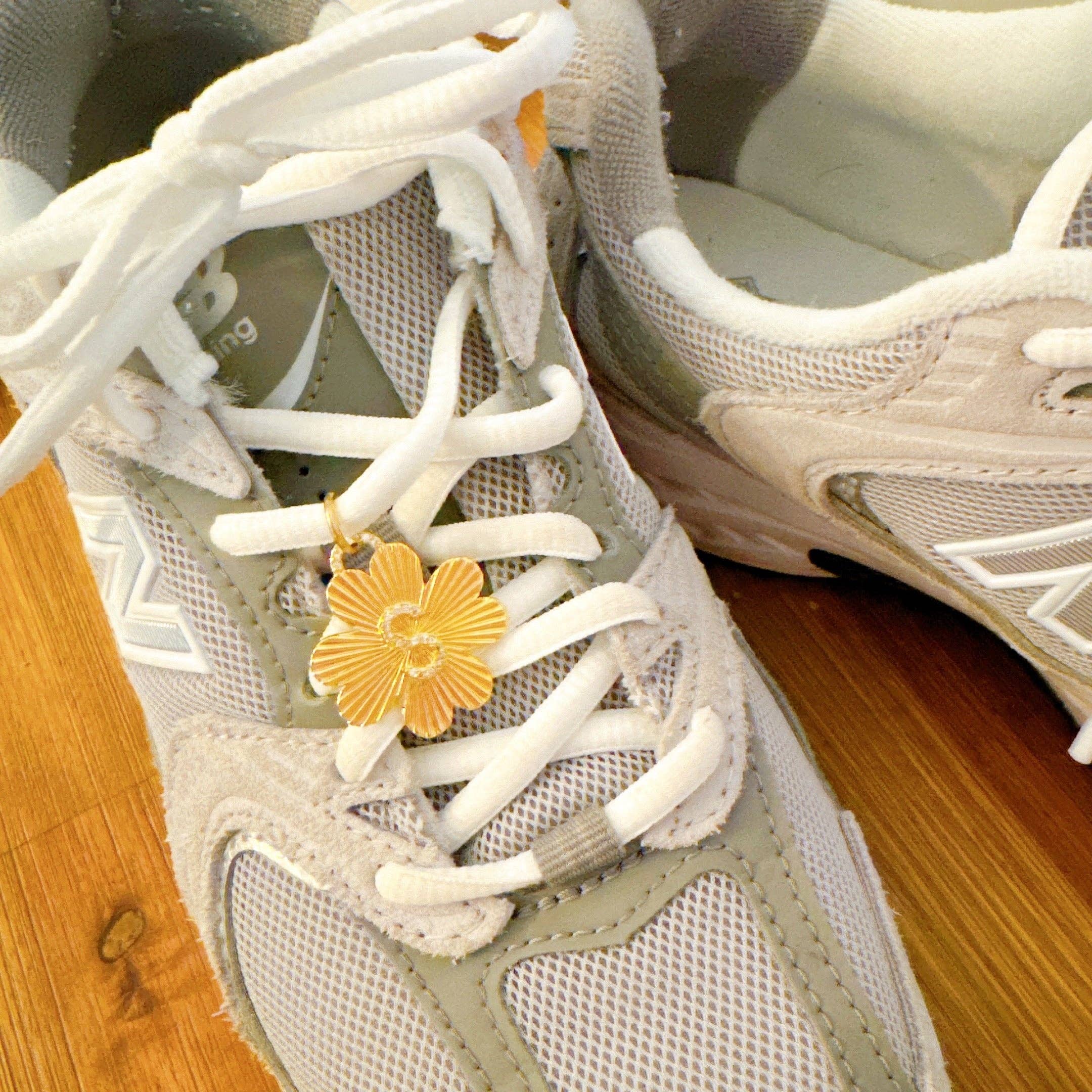 Ellison+Young - Venta al por mayor Abalorios/colgantes individuales - Colgante con clip sin costuras con iniciales de trébol3