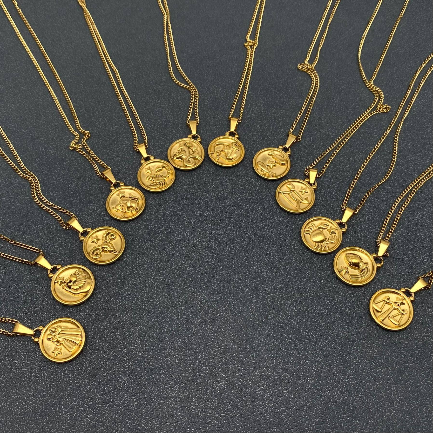 Mio Queena – Engroshandel Halskæde med vedhæng – Zodiac 12 stjernetegn halskæde i 18K guldbelagt rustfrit stål - Mio Queena11