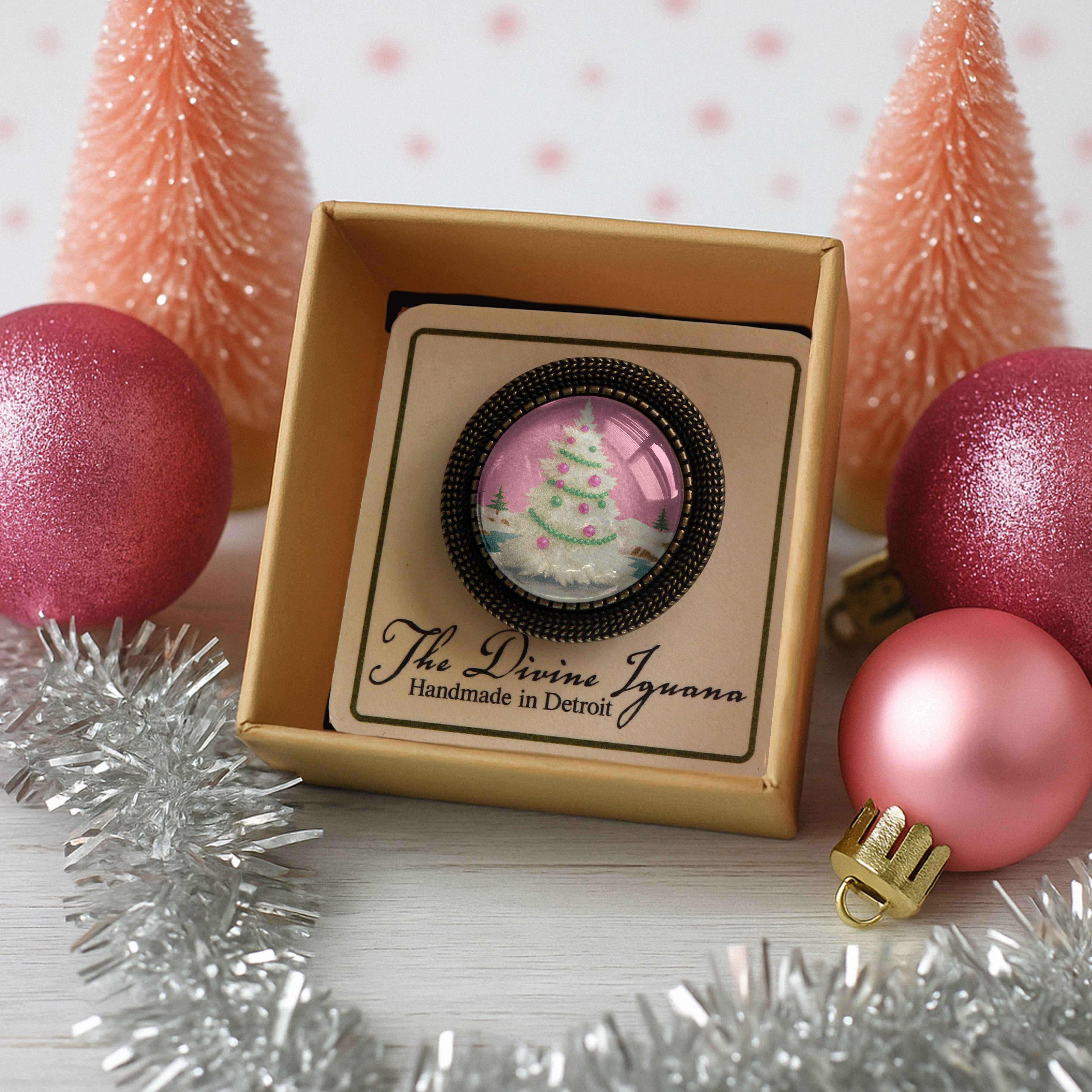 The Divine Iguana – Engroshandel Broche – Lyserød juletræ bronzefarvet og glas ørering med hængslet lås2