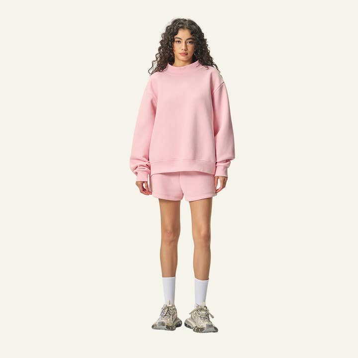 Ensemble de streetwear pour femmes : Sweat-shirt à col montant et short pour la vente par particleactive