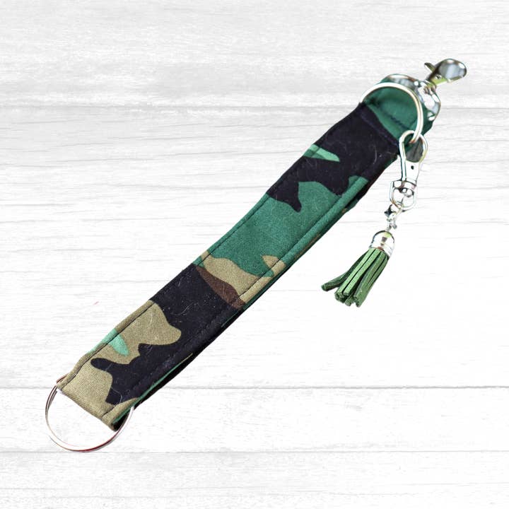 Kimmi Jo - Vendita all'ingrosso Portachiavi - Donna - Portachiavi da polso verde mimetico con ciondolo a nappina e barra porta-ciondoli0