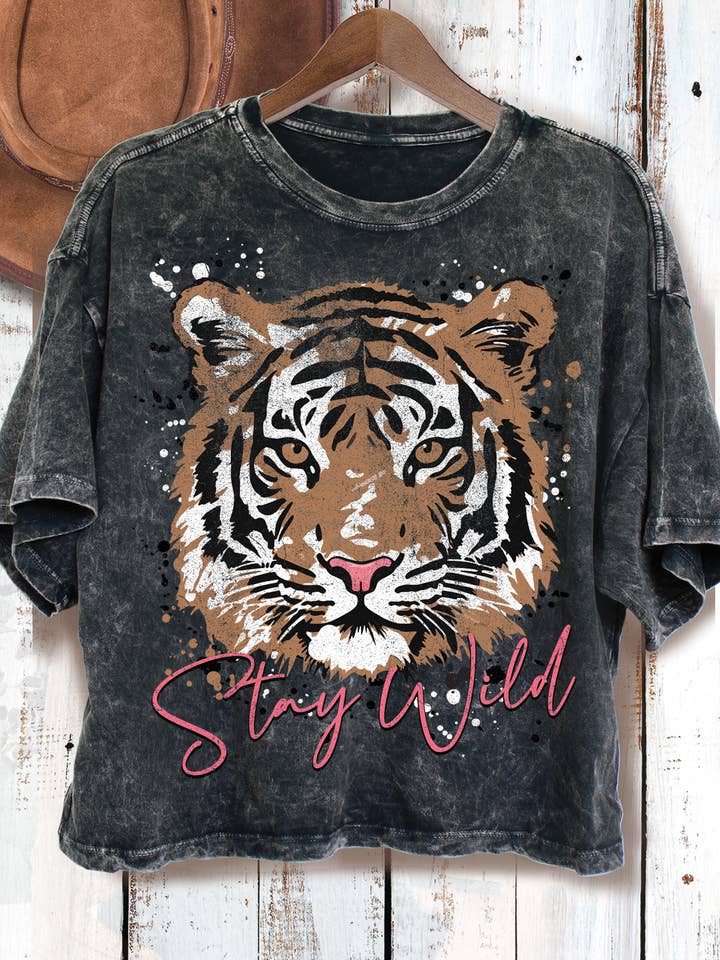 BT2272 CMT STAY WILD-TIGER - Mineralvasket kort top for engroshandel hos BouTeeQue Closet